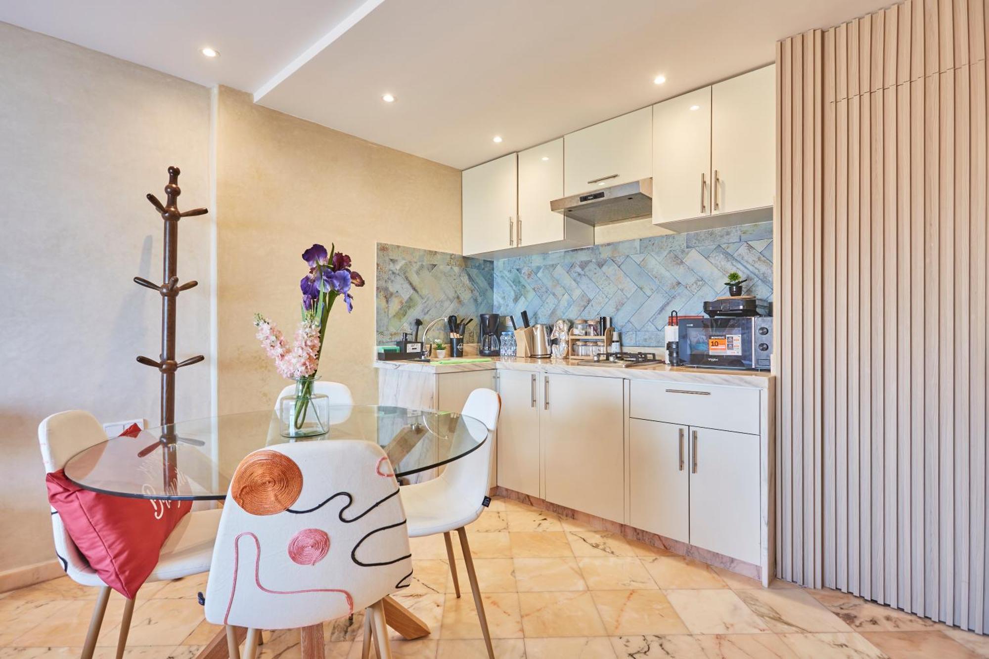 Surf And Fun Beachfront With Balcony Apartment *